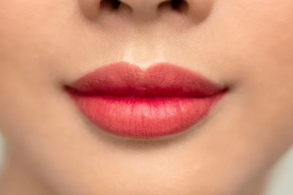 10 Tips Merawat Bibir agar Tetap Merah Alami