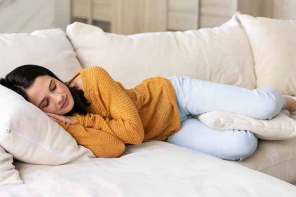 7 Posisi Tidur Terbaik untuk Penderita Sakit Punggung