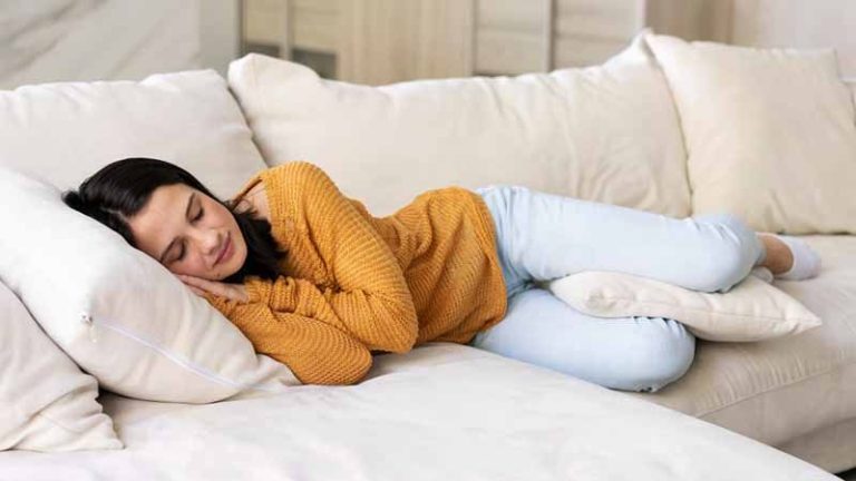 7 Posisi Tidur Terbaik untuk Penderita Sakit Punggung