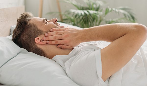 7 Cara Mengatasi Rahang Kaku Saat Bangun Tidur 7 Cara Mengatasi Rahang Kaku Saat Bangun Tidur