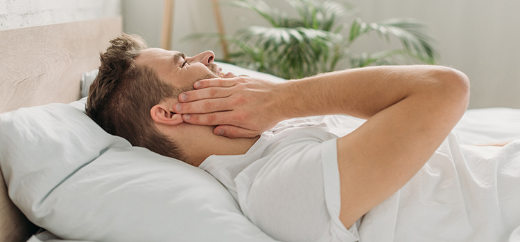 7 Cara Mengatasi Rahang Kaku Saat Bangun Tidur
